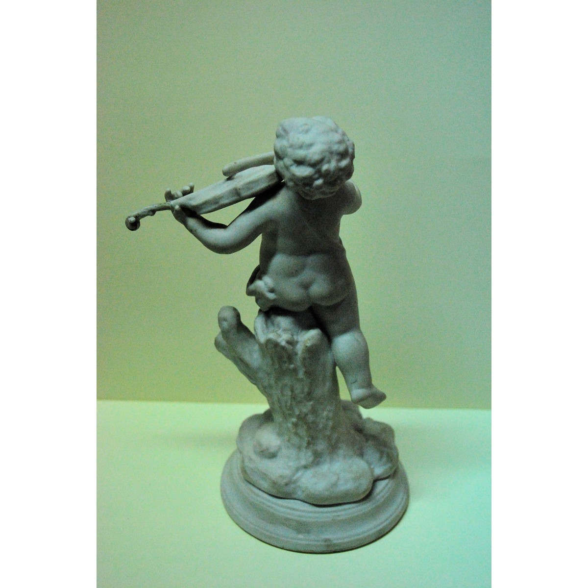 Biscuit, niño tocando el violín.