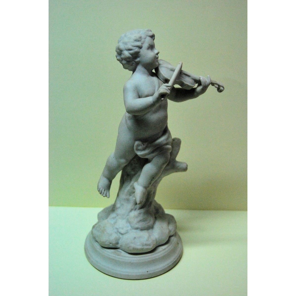 Biscuit, niño tocando el violín.