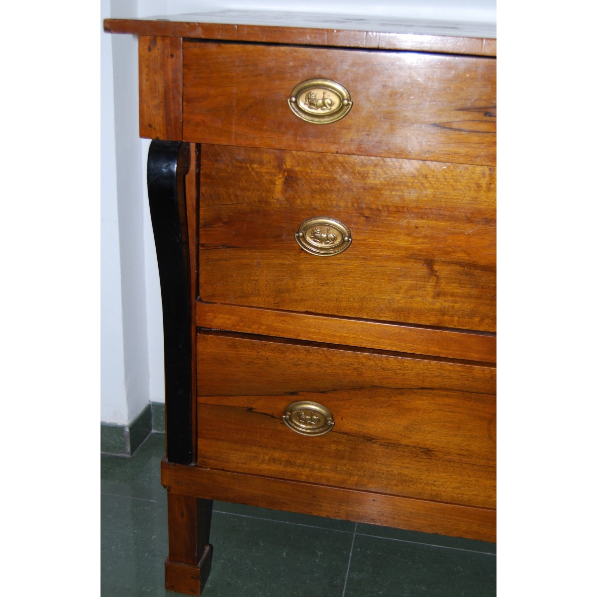 Comó impero italiano in noce, principio del XIX secolo