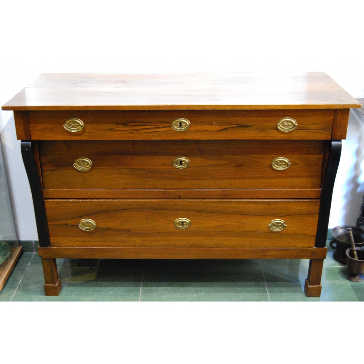 Comó impero italiano in noce, principio del XIX secolo