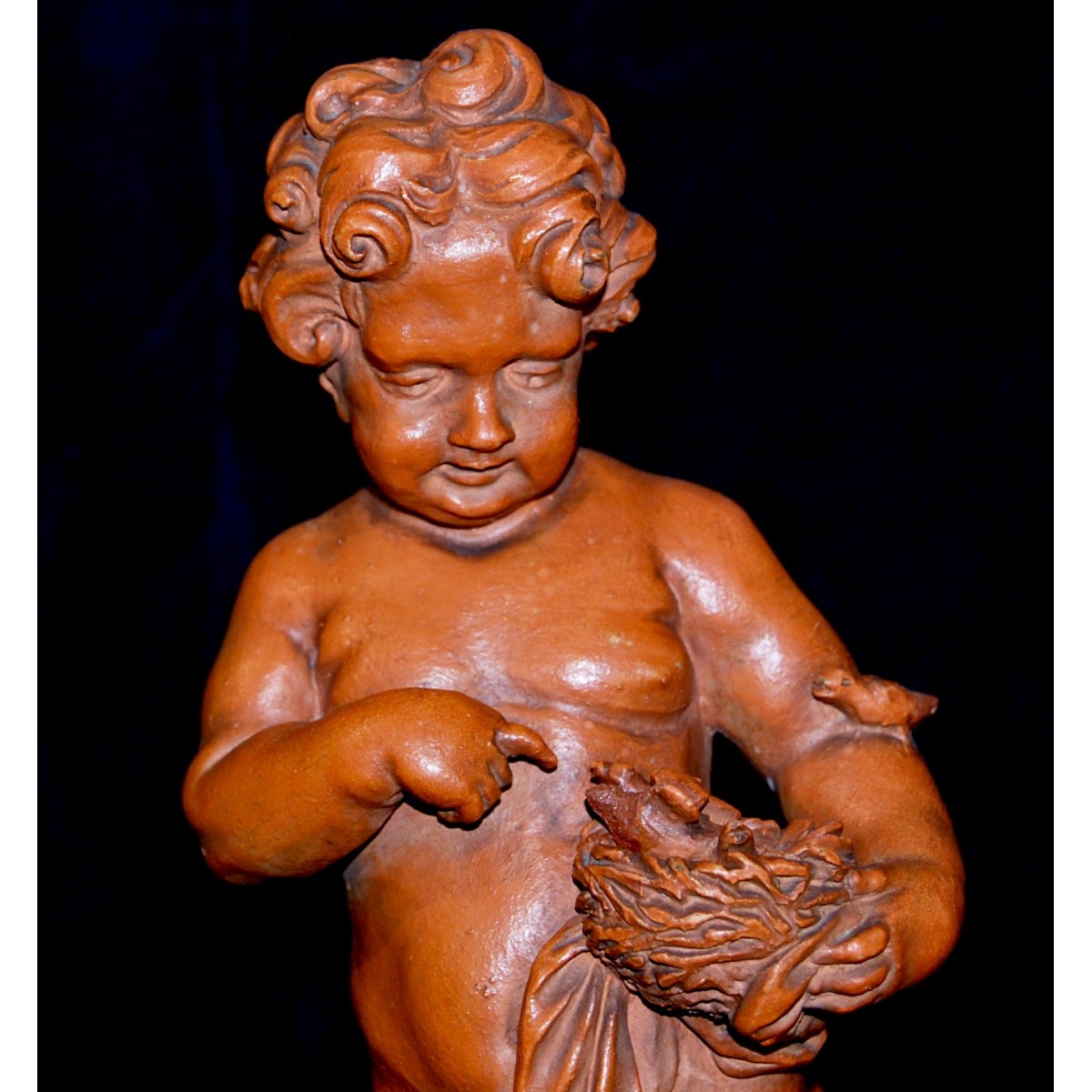 Putto jugando con aves, terracota de principio del siglo XX.