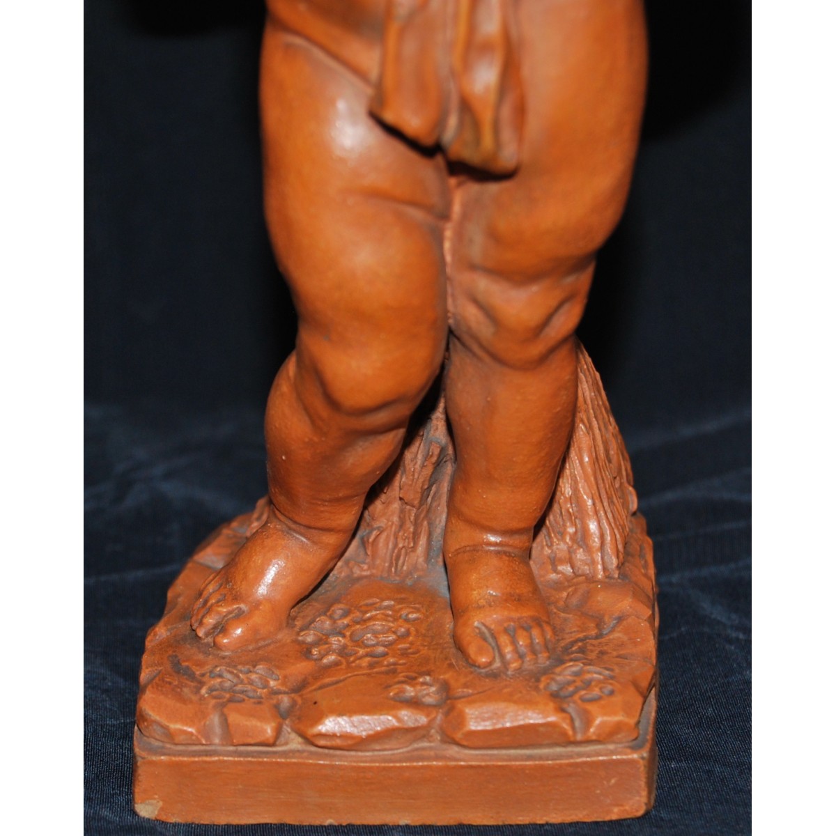 Putto jugando con aves, terracota de principio del siglo XX.