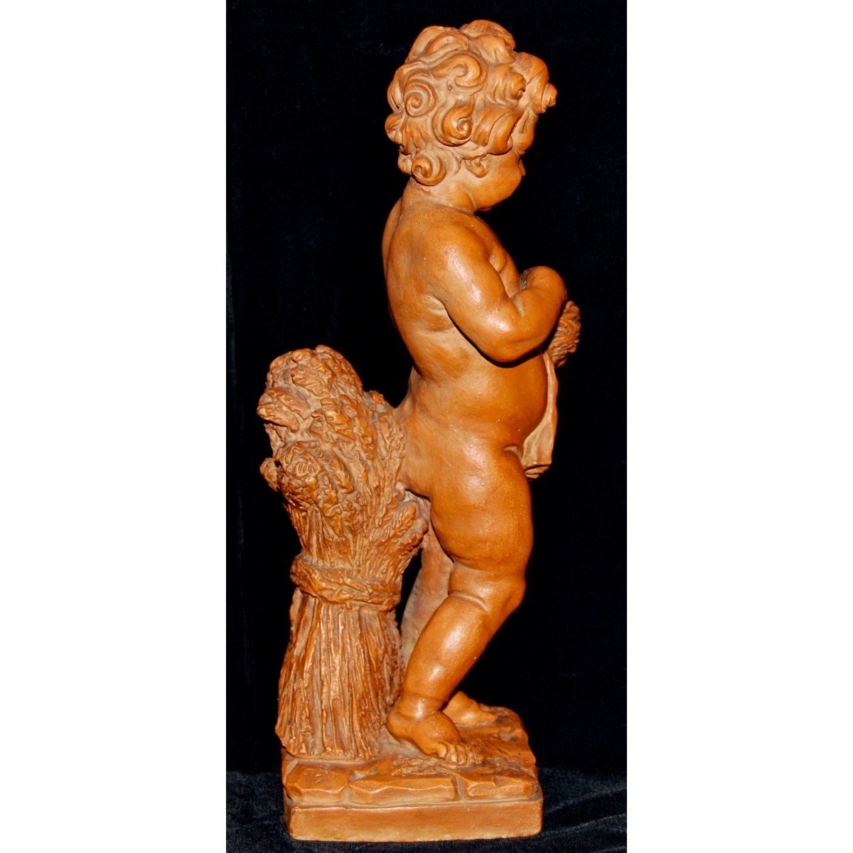 Putto jugando con aves, terracota de principio del siglo XX.