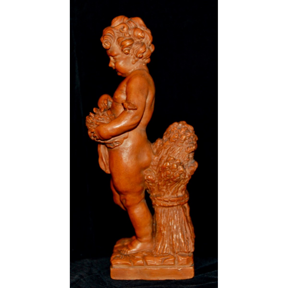 Putto jugando con aves, terracota de principio del siglo XX.