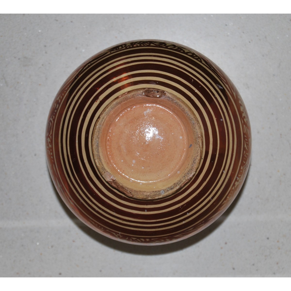 Jarrón de reflejo metálico.