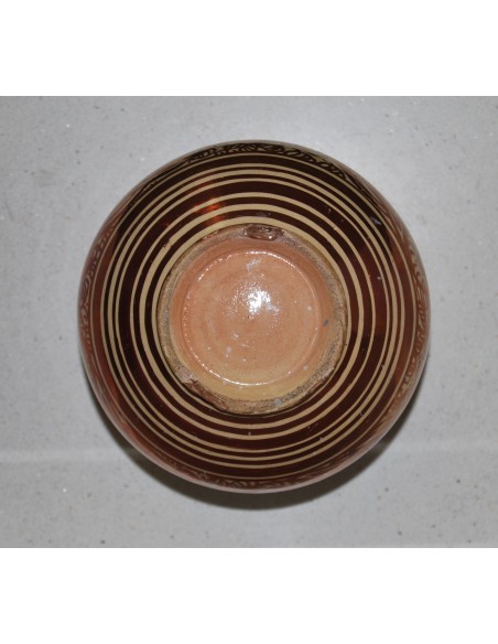 Jarrón de reflejo metálico.