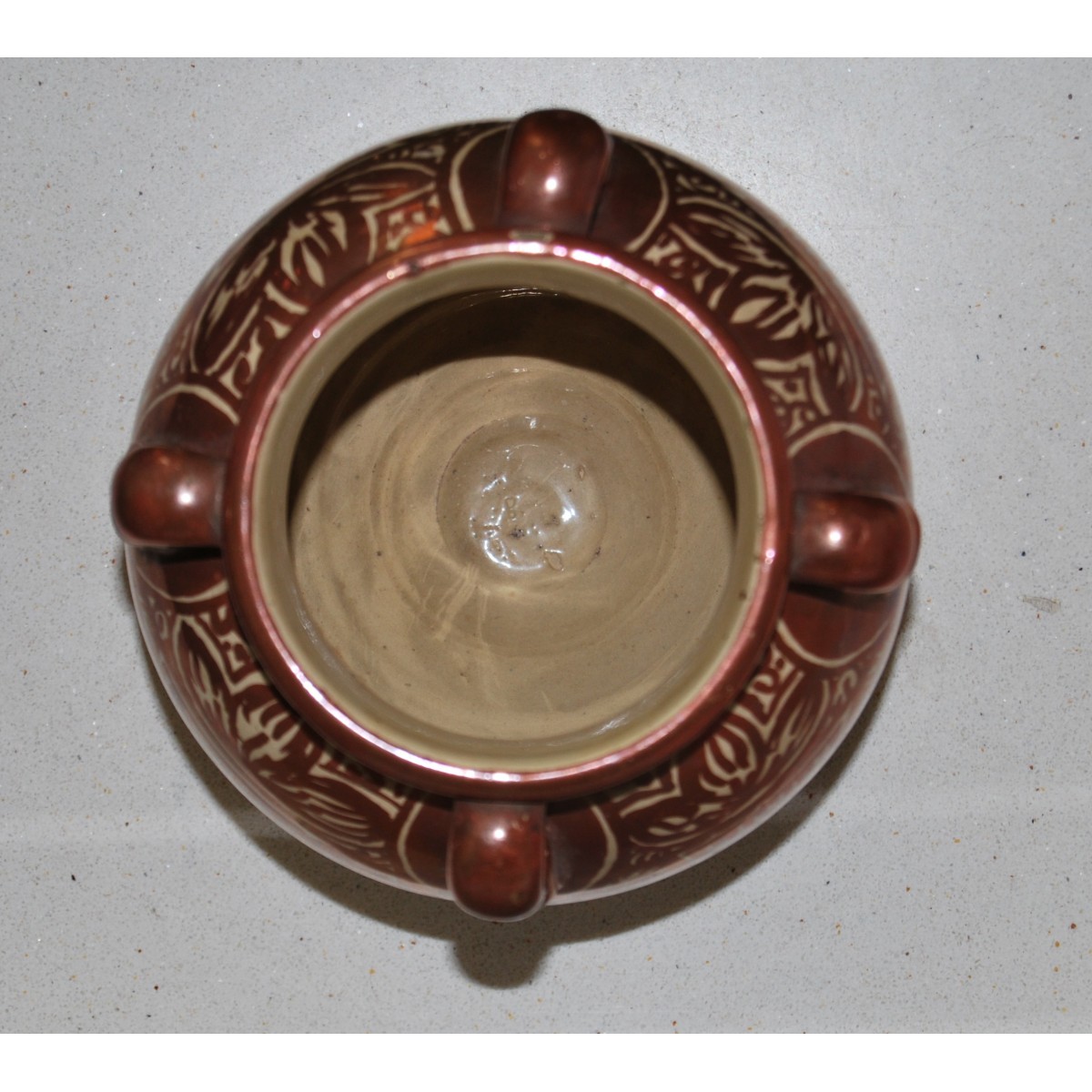 Jarrón de reflejo metálico.