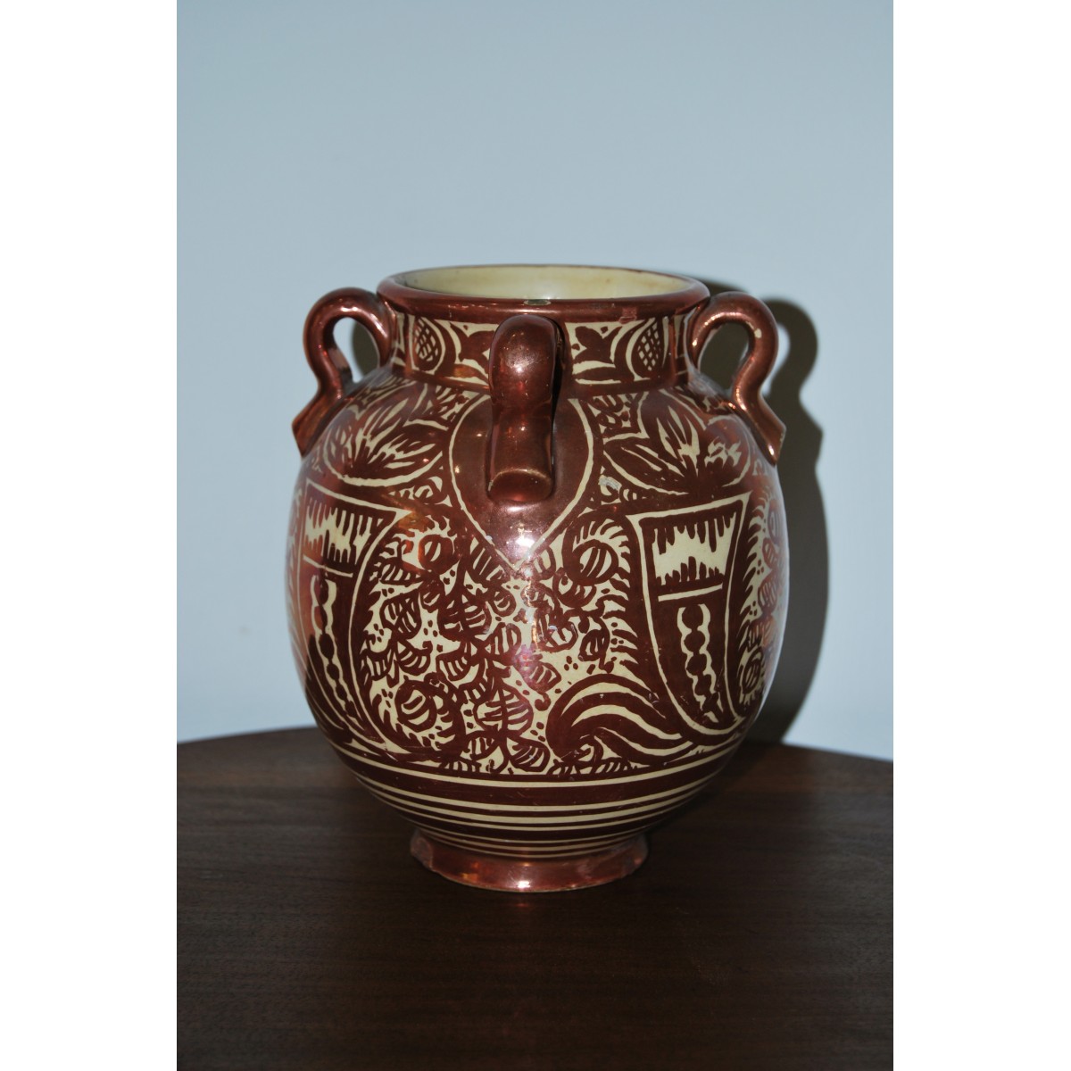 Jarrón de reflejo metálico.