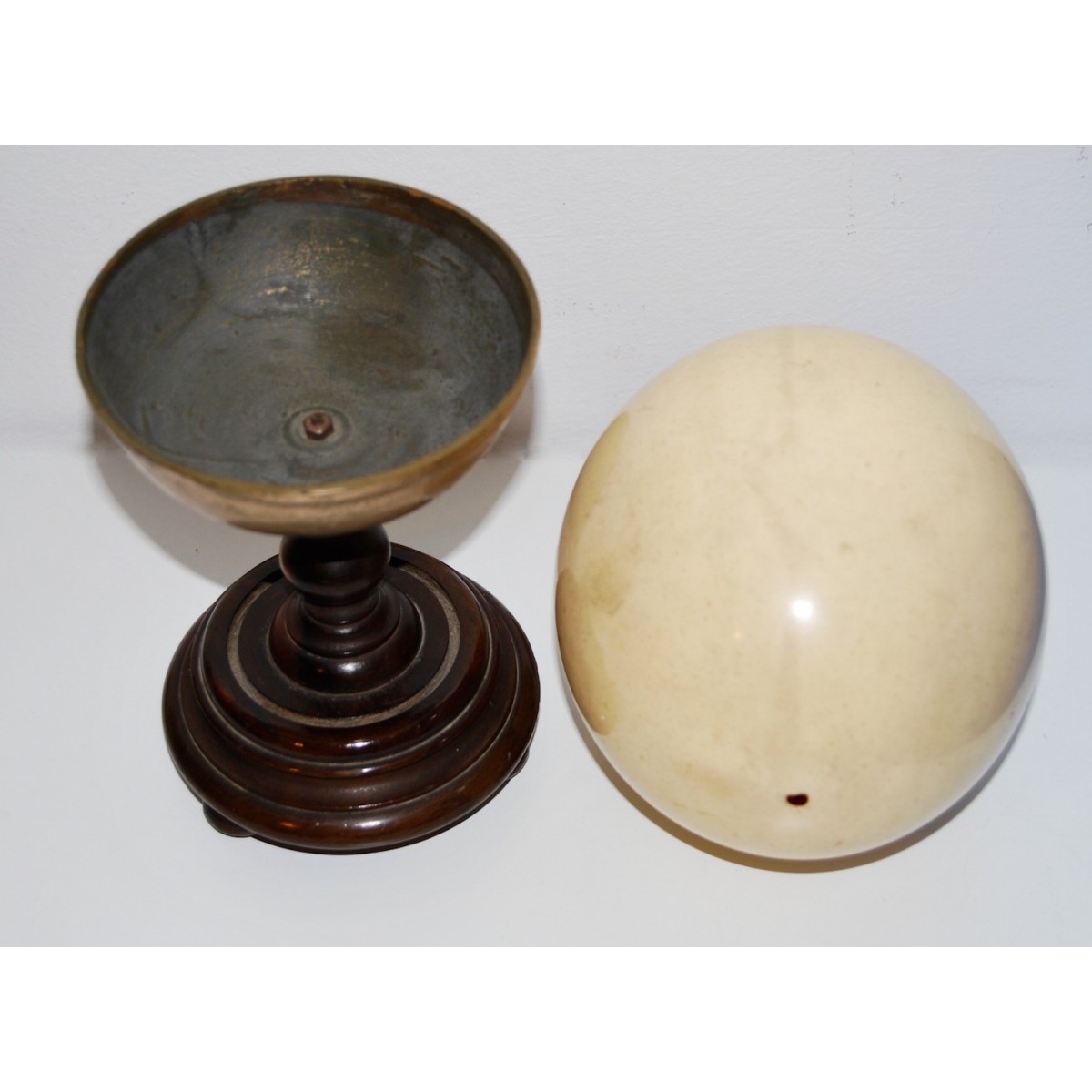 Cáliz con huevo de avestruz, siglo XIX.