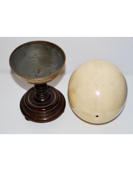 Cáliz con huevo de avestruz, siglo XIX.