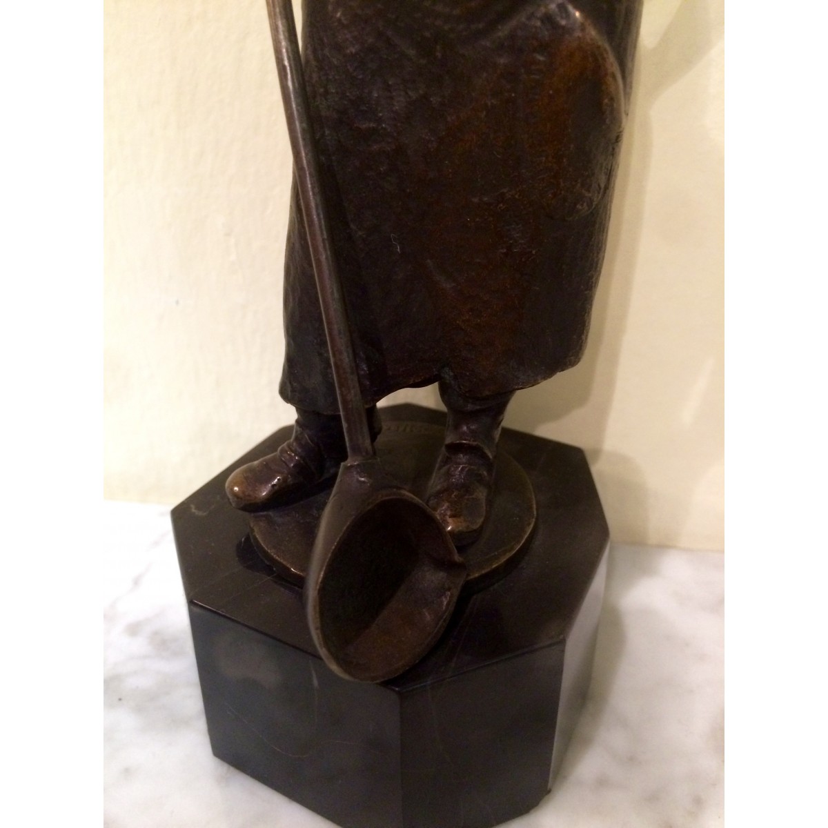 Herrero, escultura de bronce, periodo decó 