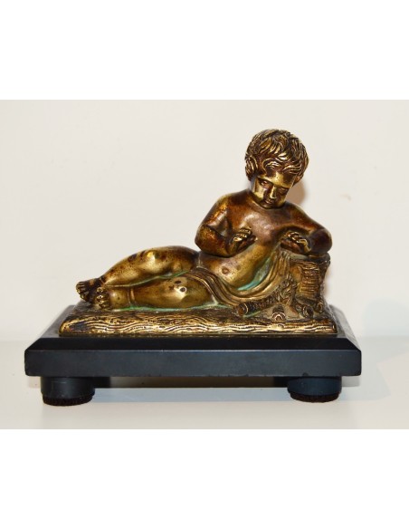 Putto, scultura de bronce de finales del siglo XIX.