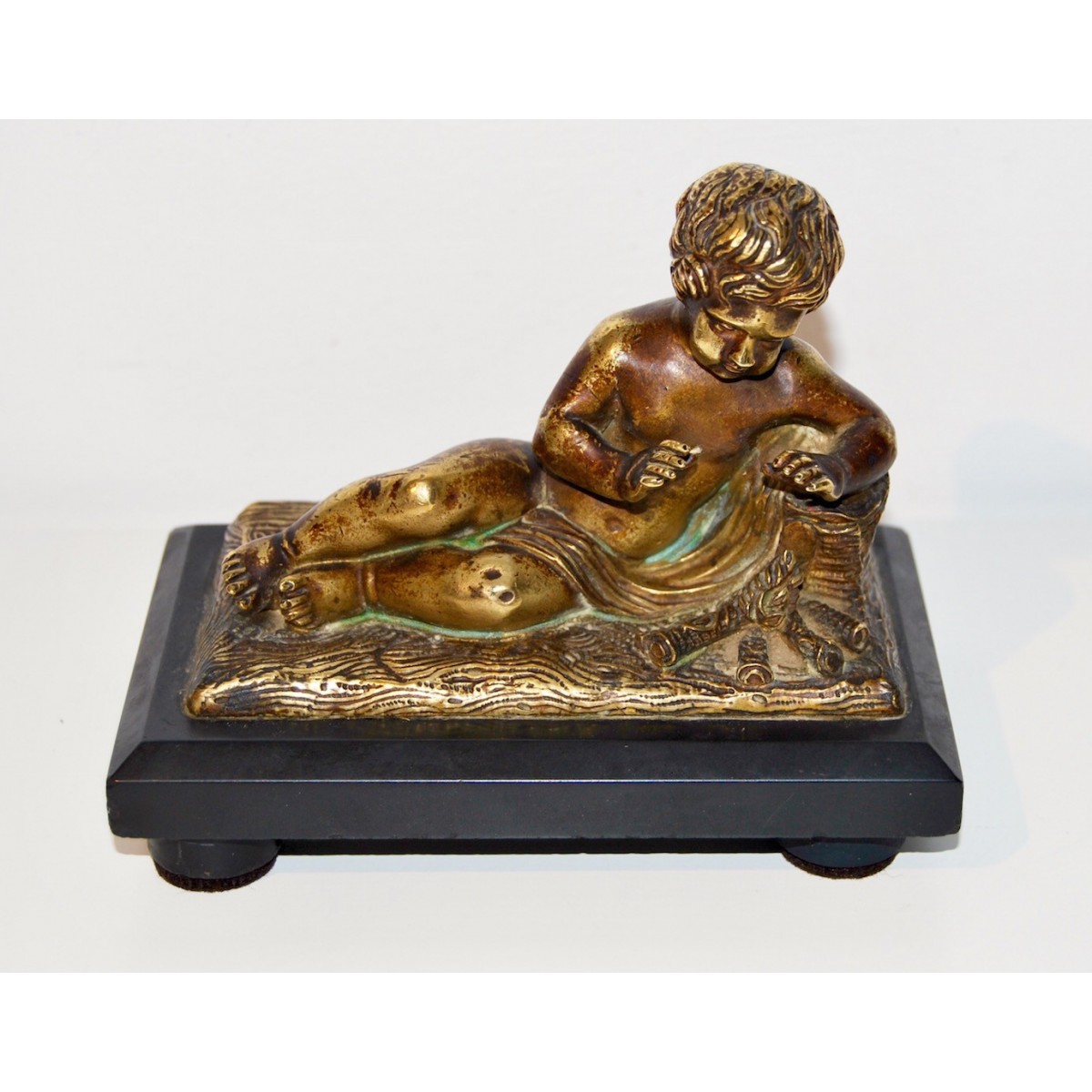 Putto, scultura de bronce de finales del siglo XIX.