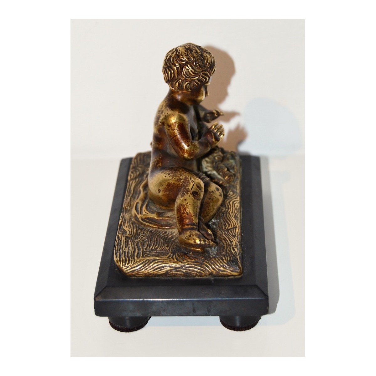 Putto, scultura de bronce de finales del siglo XIX.