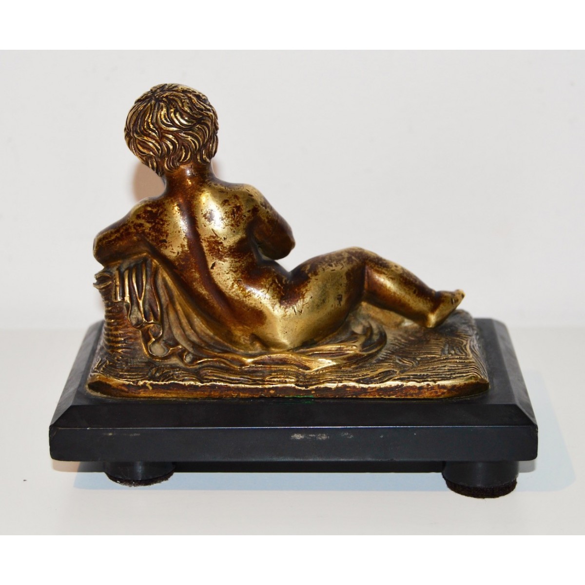 Putto, scultura de bronce de finales del siglo XIX.