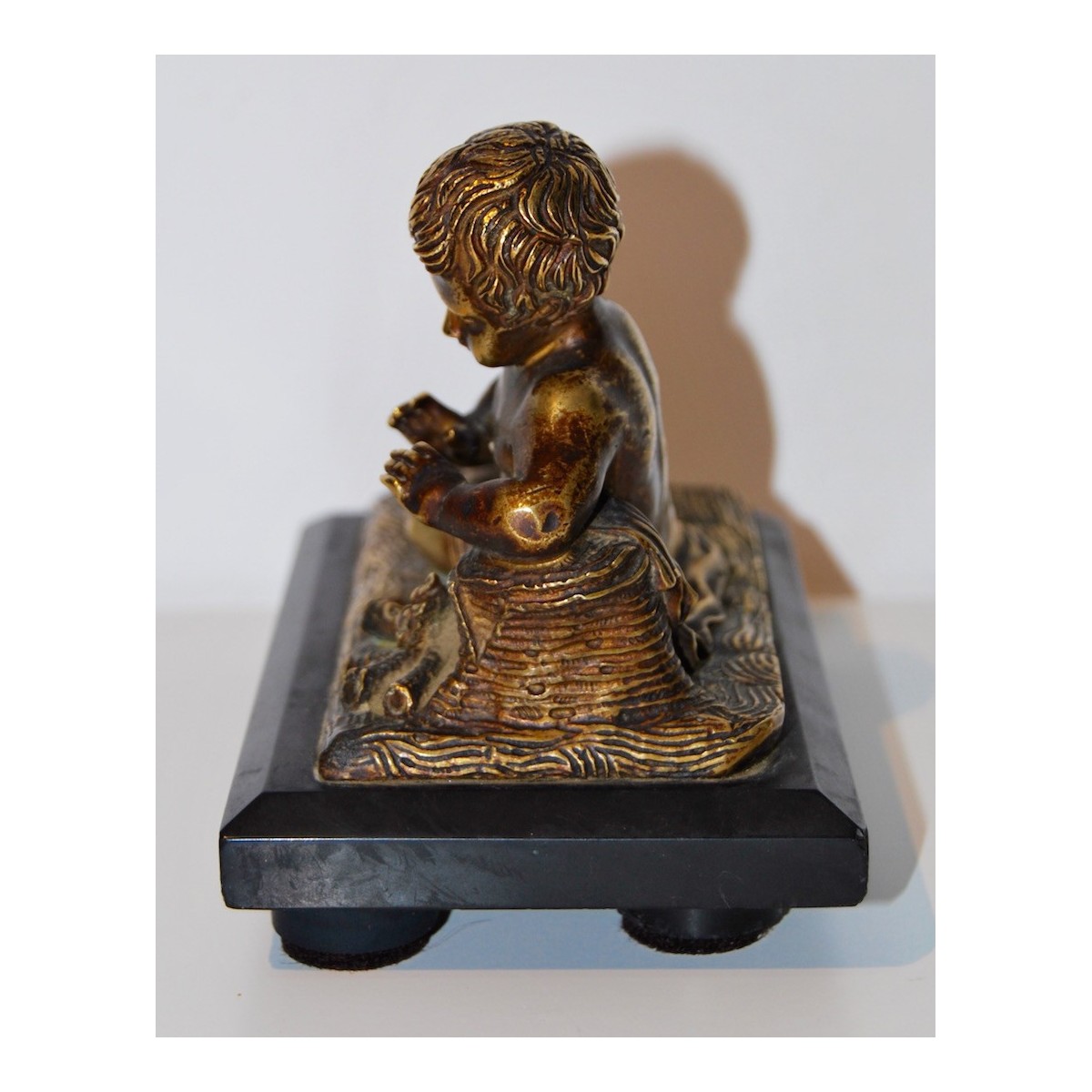 Putto, scultura de bronce de finales del siglo XIX.