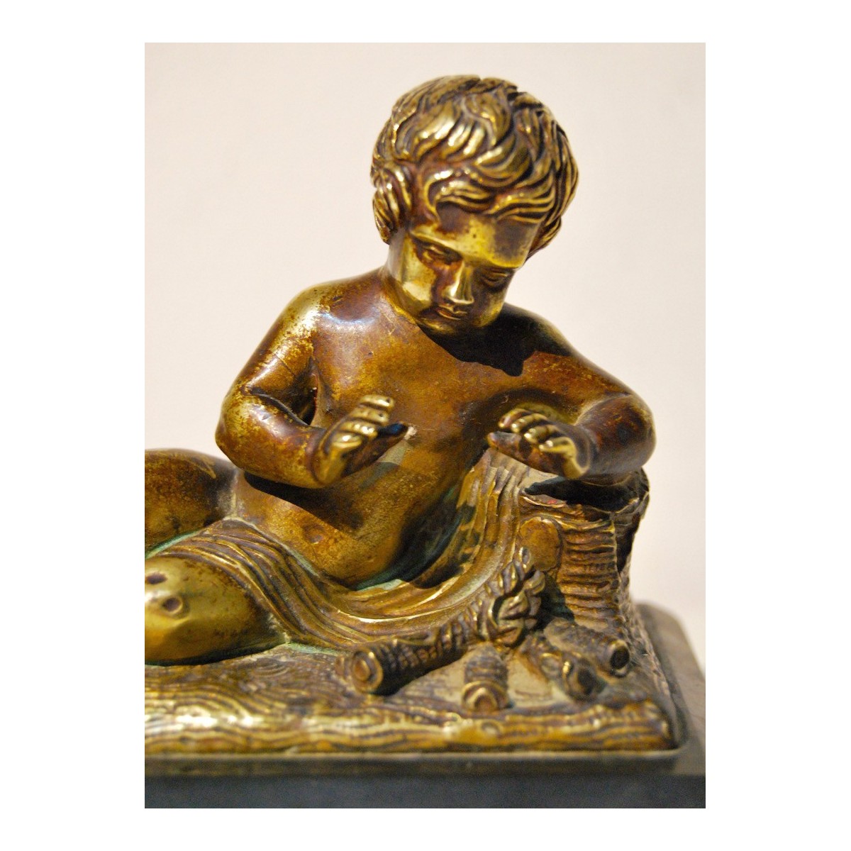 Putto, scultura de bronce de finales del siglo XIX.