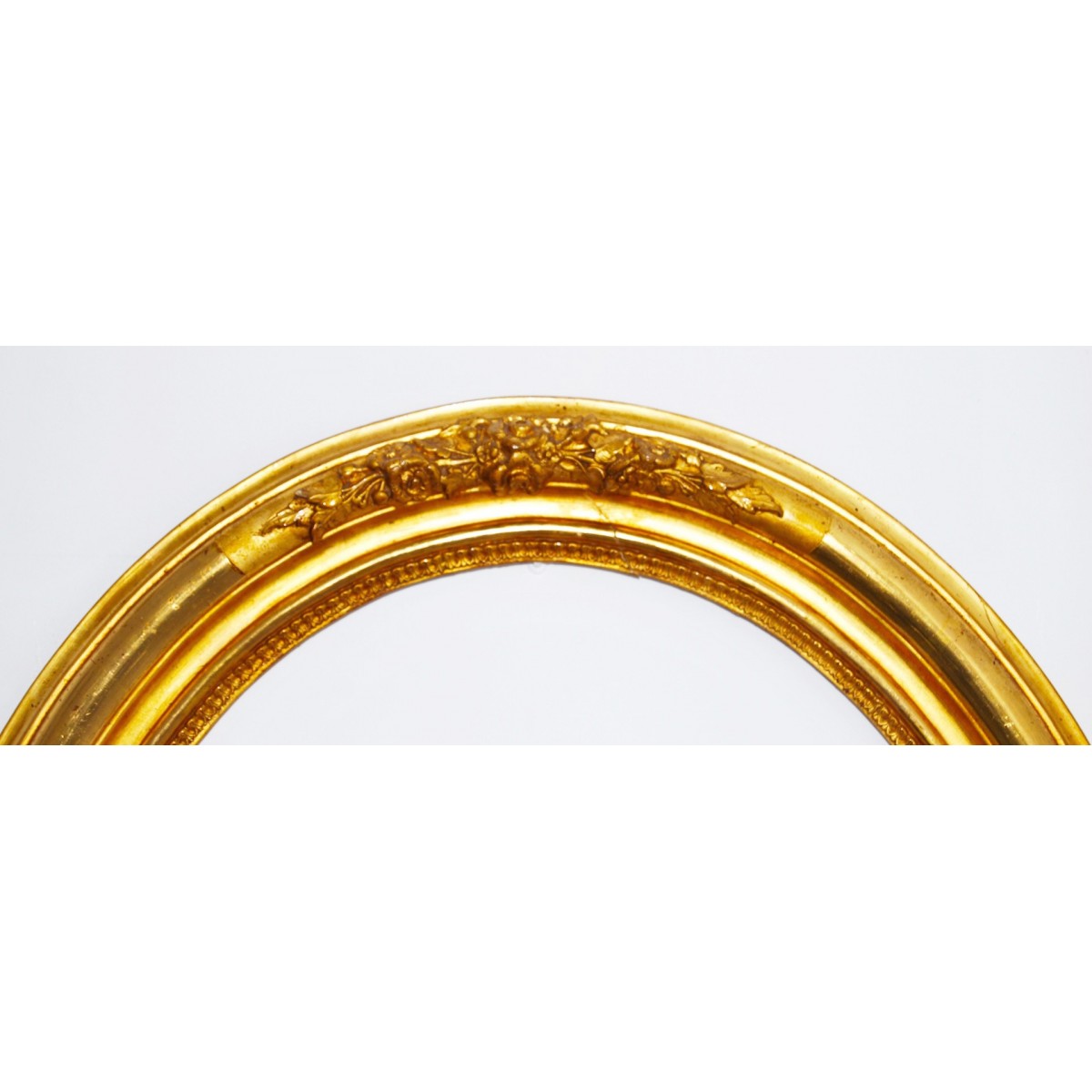 Pareja de marcos ovalados dorados, siglo XIX.