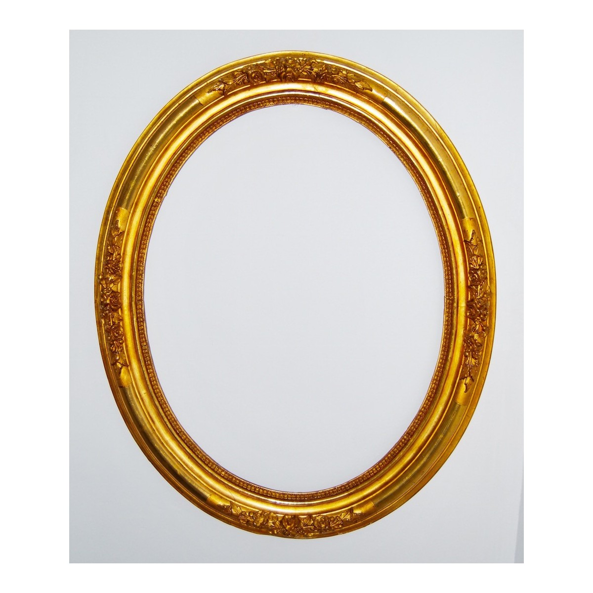 Pareja de marcos ovalados dorados, siglo XIX.