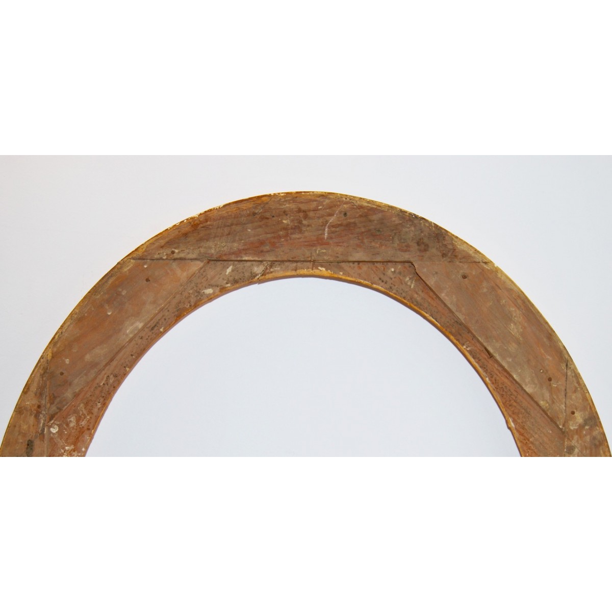 Pareja de marcos ovalados dorados, siglo XIX.