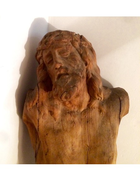 Cristo tallado del siglo XIX.