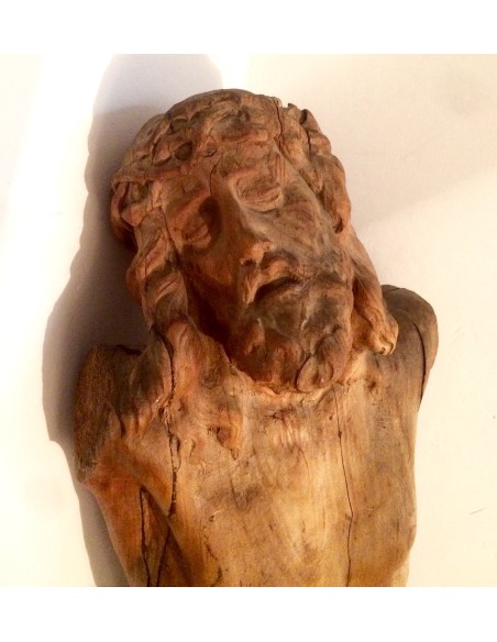 Cristo tallado del siglo XIX.