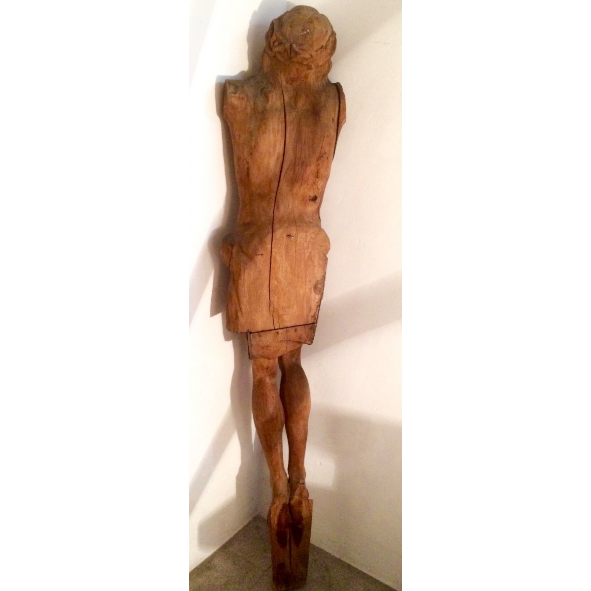 Cristo tallado del siglo XIX.