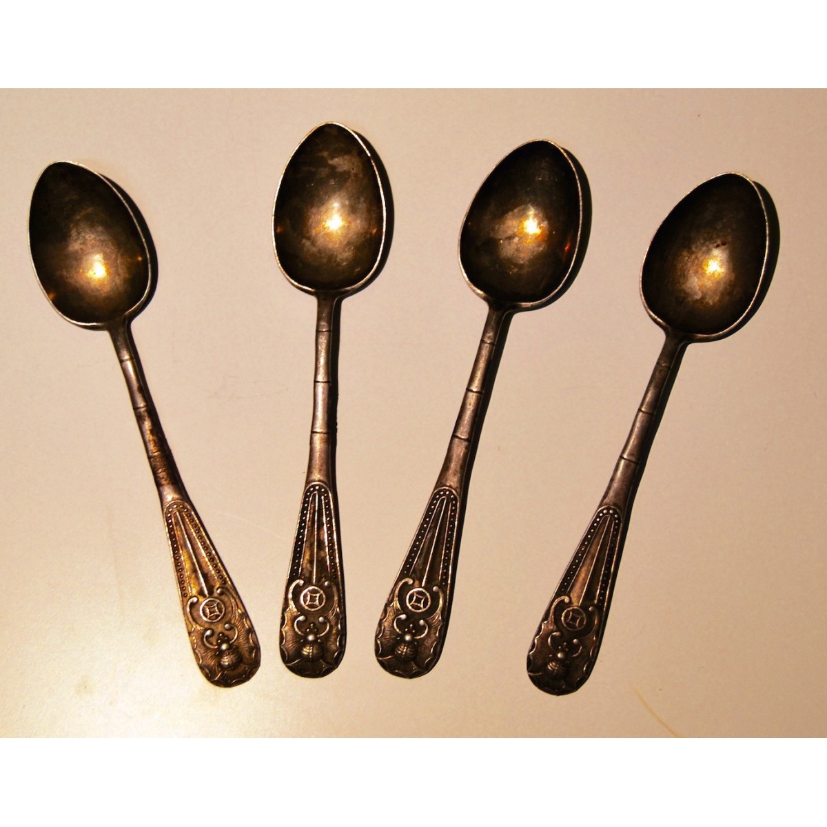 Cuatro cucharas de plata, China, principio del siglo XX.