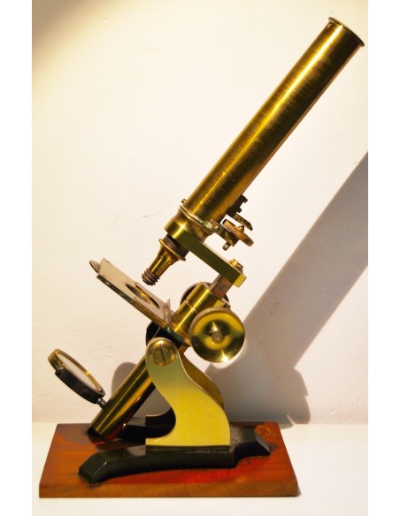 Microscopio inglés del siglo XIX 