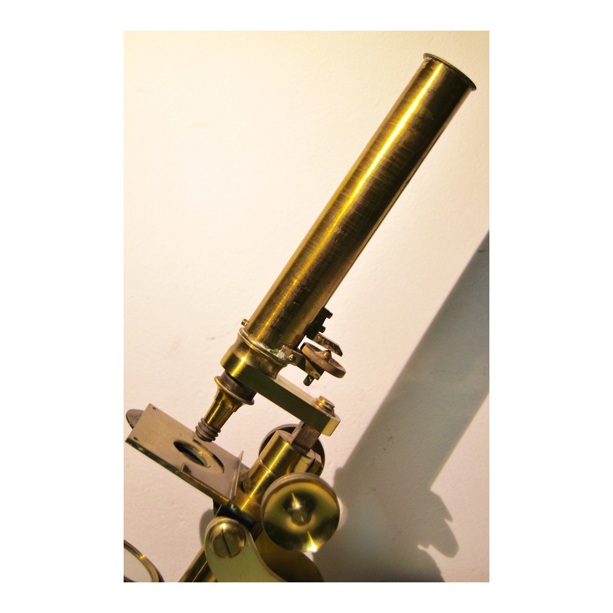 Microscopio inglés del siglo XIX 