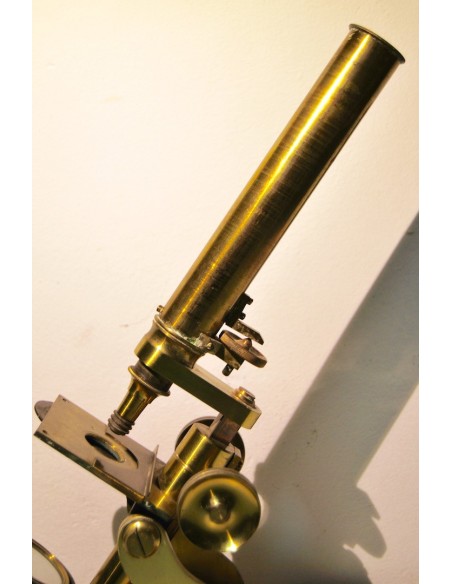 Microscopio inglés del siglo XIX 