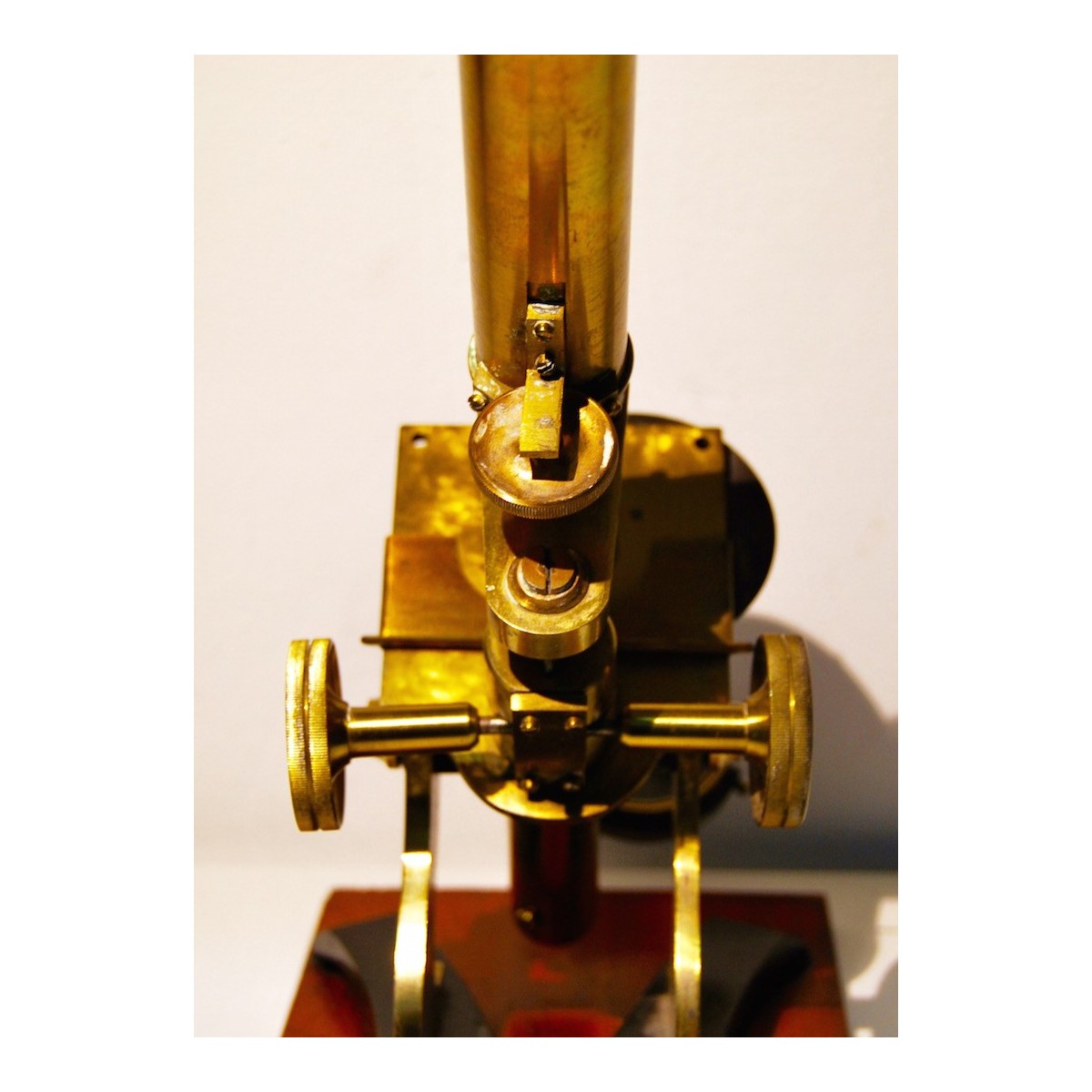 Microscopio inglés del siglo XIX 