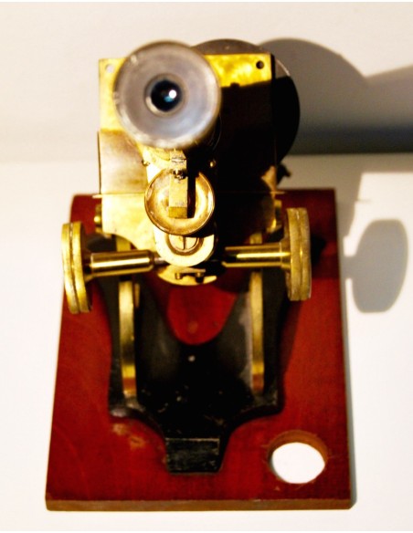 Microscopio inglés del siglo XIX 