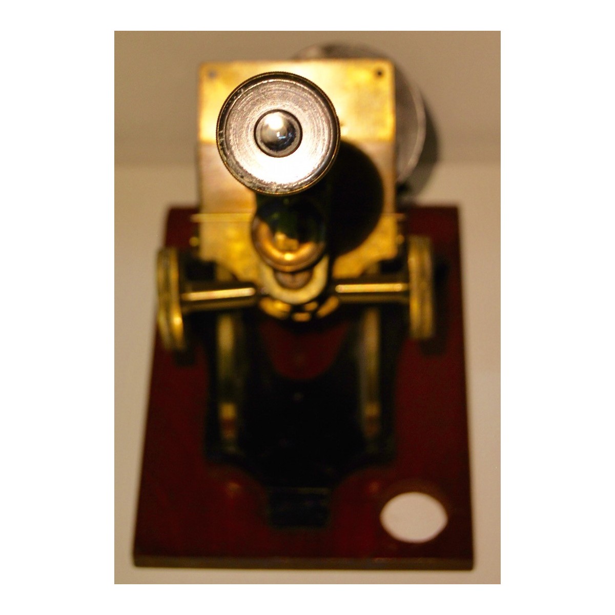 Microscopio inglés del siglo XIX 