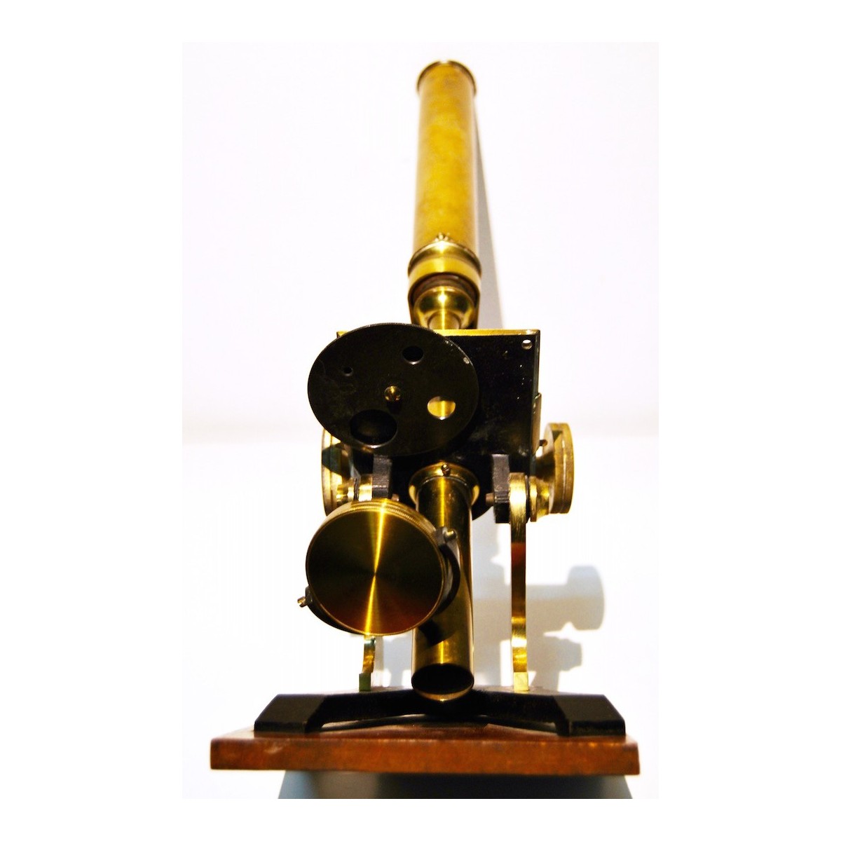 Microscopio inglés del siglo XIX 