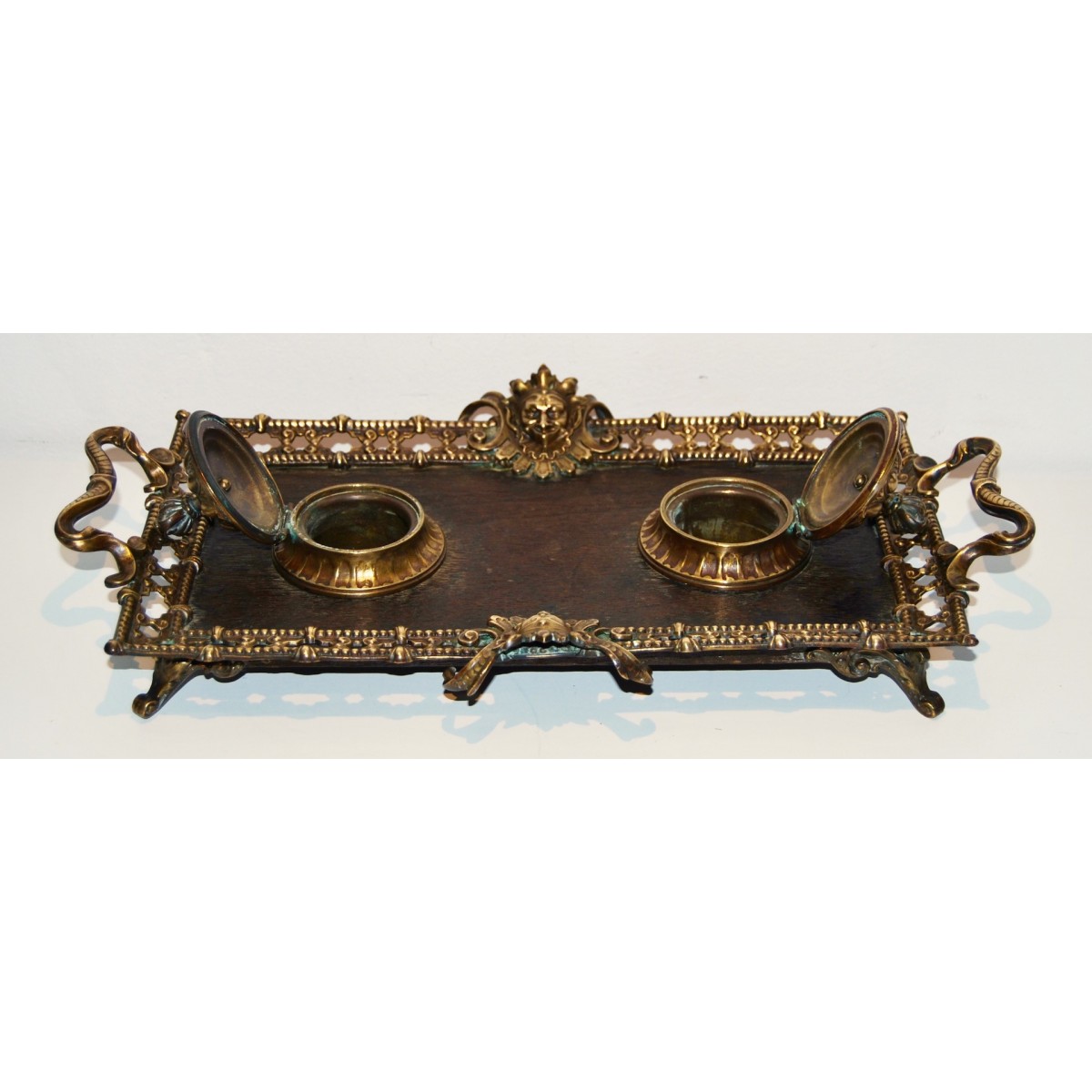 Escribanía de bronce del siglo XIX.