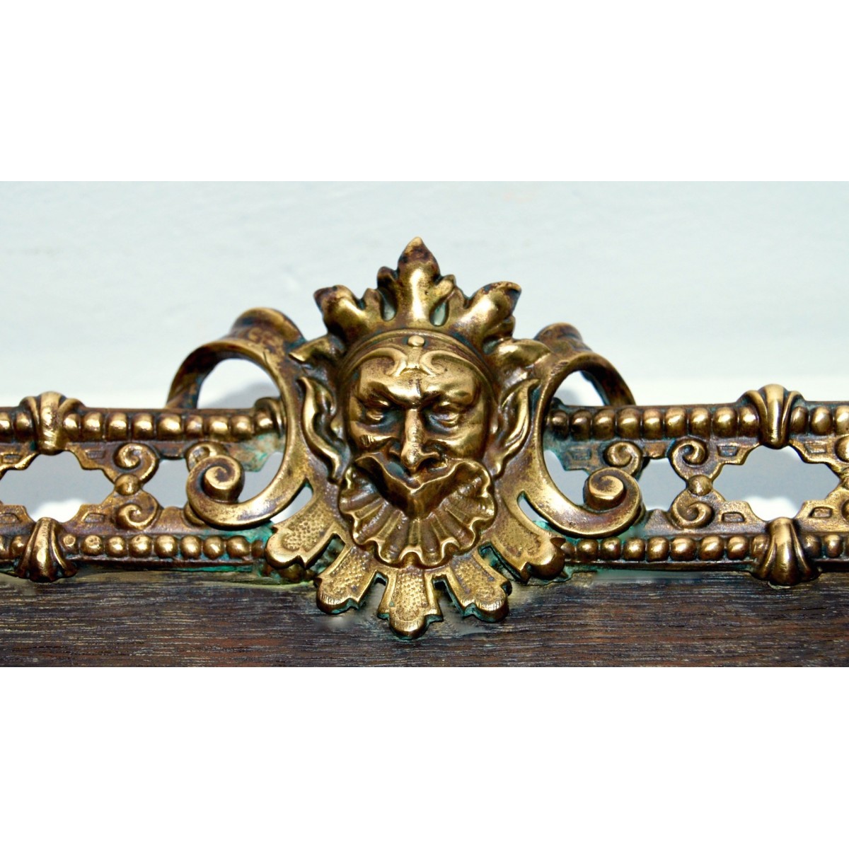 Escribanía de bronce del siglo XIX.