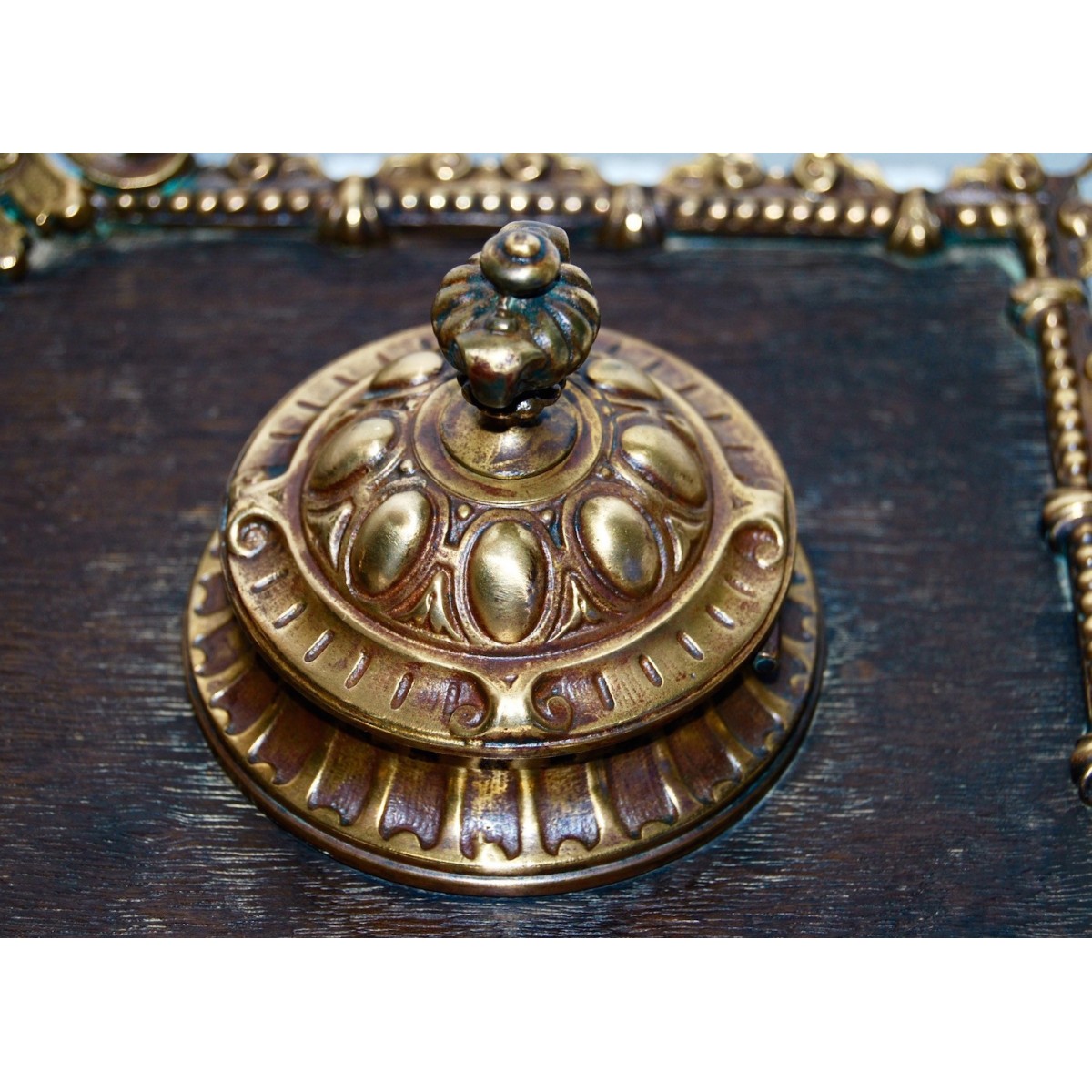 Escribanía de bronce del siglo XIX.