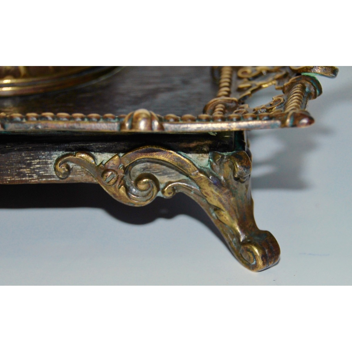 Escribanía de bronce del siglo XIX.