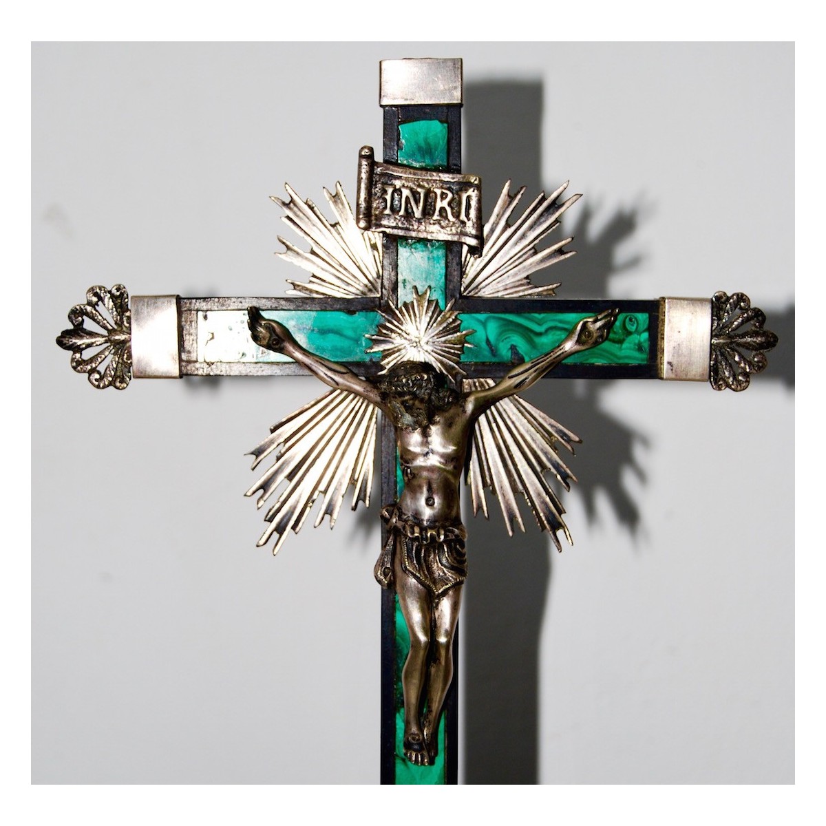 Crucifijo de plata ebano y malaquita, siglo XIX