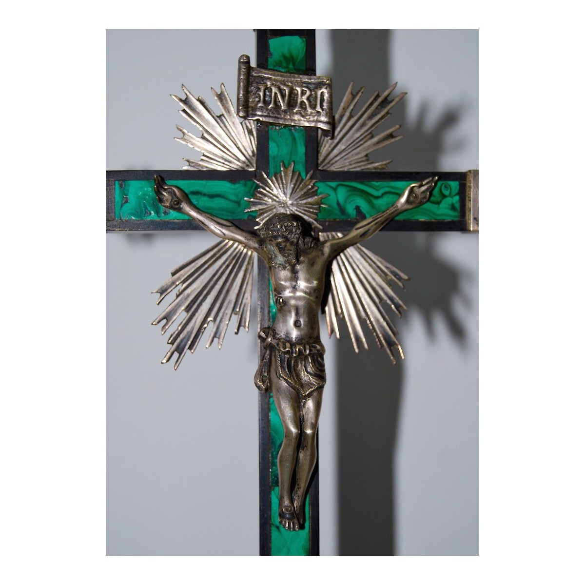 Crucifijo de plata ebano y malaquita, siglo XIX
