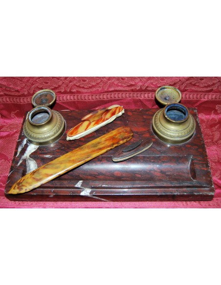 Escribanía de mármol.