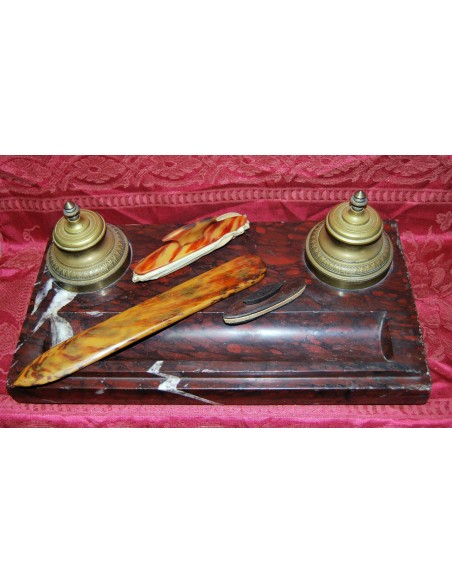 Escribanía de mármol.