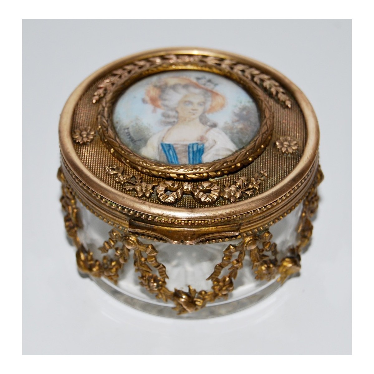 Caja de cristal y bronce con miniatura del siglo XIX