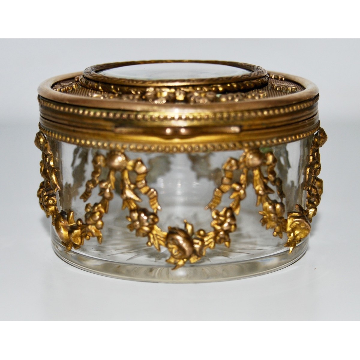 Caja de cristal y bronce con miniatura del siglo XIX