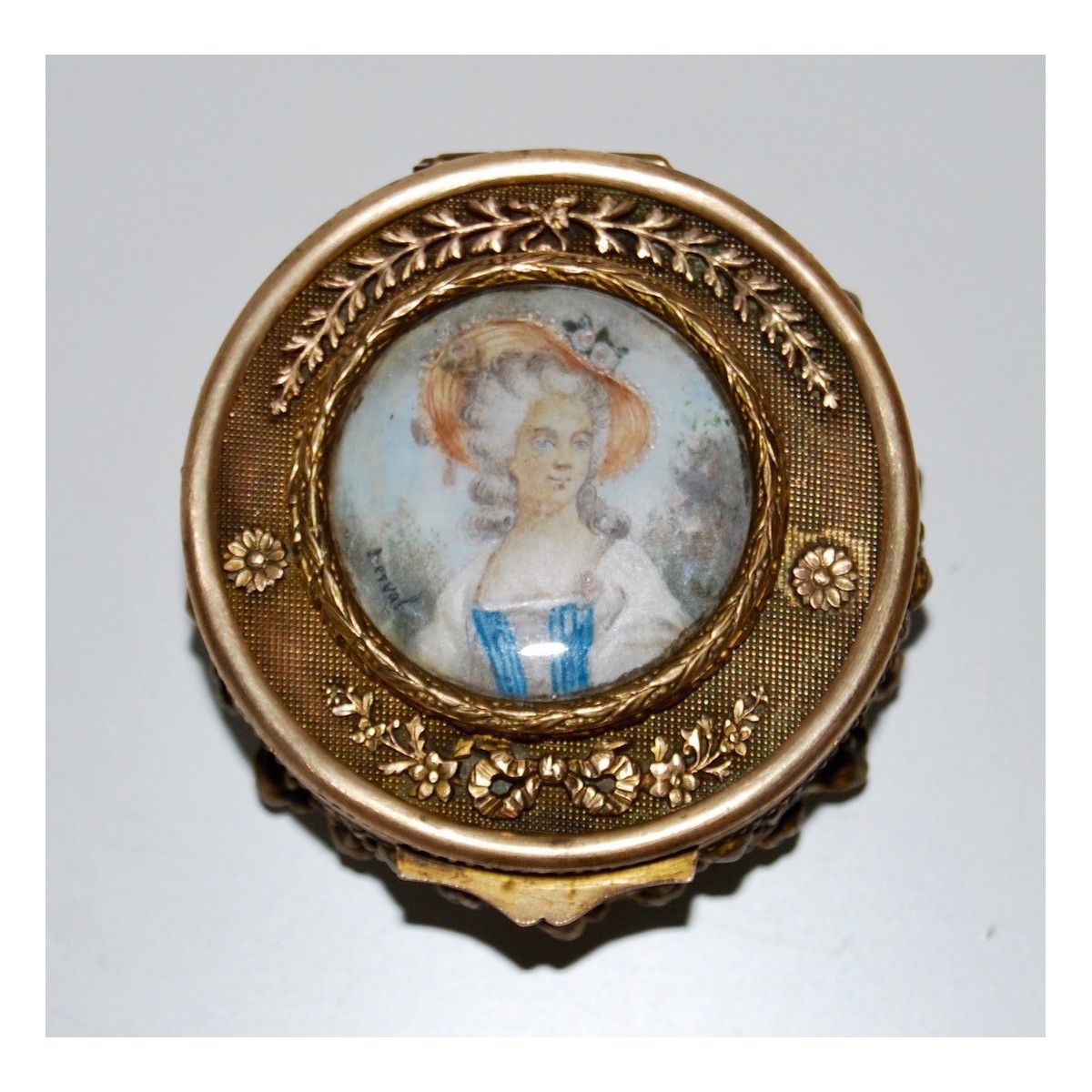 Caja de cristal y bronce con miniatura del siglo XIX