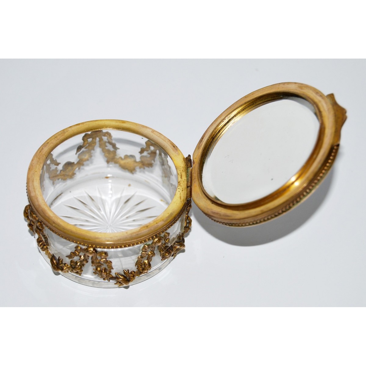 Caja de cristal y bronce con miniatura del siglo XIX