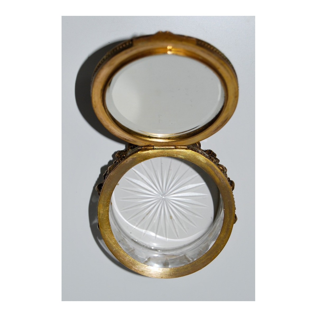 Caja de cristal y bronce con miniatura del siglo XIX