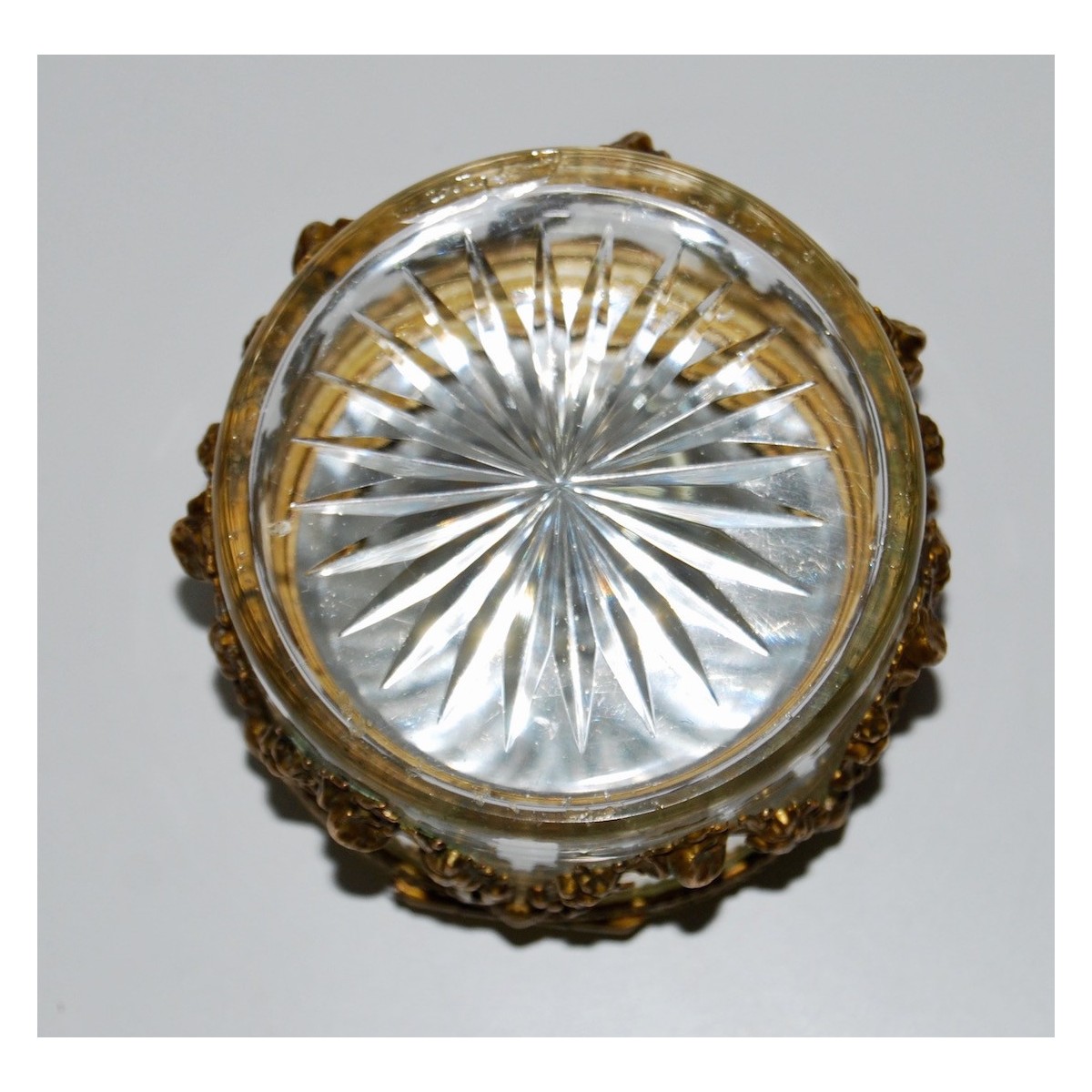 Caja de cristal y bronce con miniatura del siglo XIX