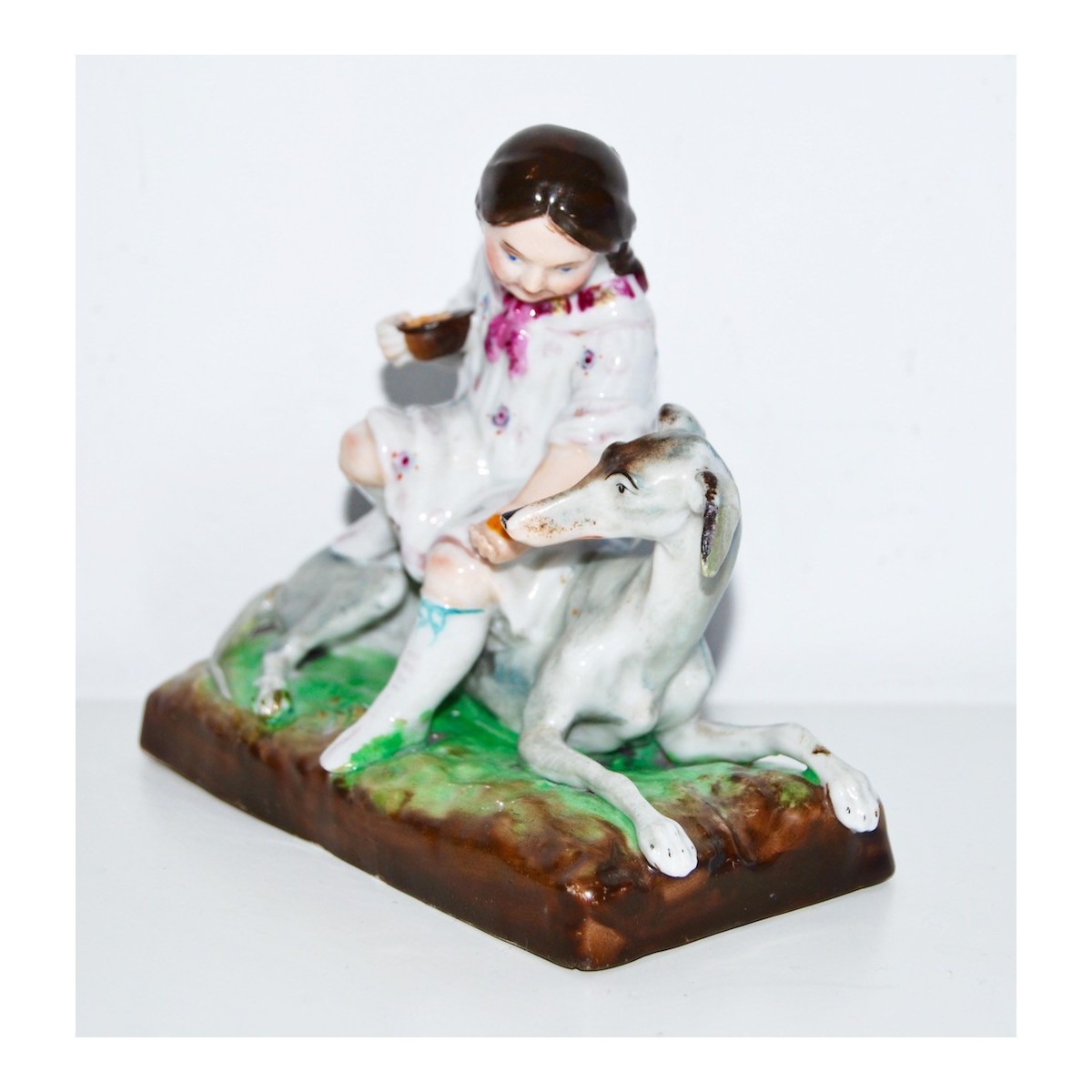 Figuras de niña y galgo, porcelana alemana (1880-1890)